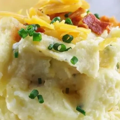 Experience a creamy twist that elevates the classic dish to new heights. Made with love, our mouthwatering blend of rich, cheesy goodness and velvety smoothness will leave you craving for more.