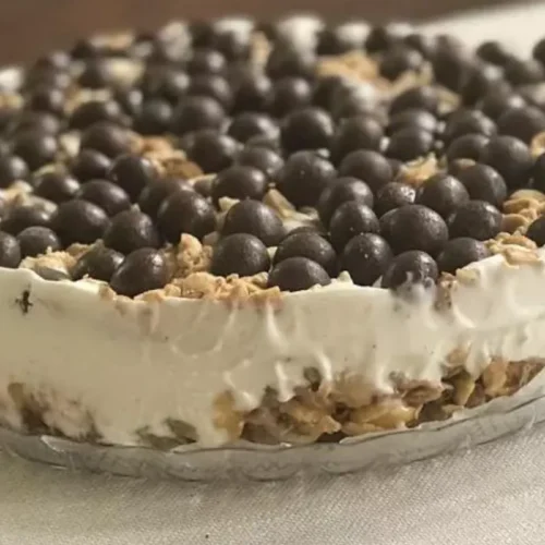 This exquisite treat combines layers of velvety chocolate mousse, crunchy caramelized peanuts, and creamy vanilla ice cream, all nestled within a buttery cookie crust.