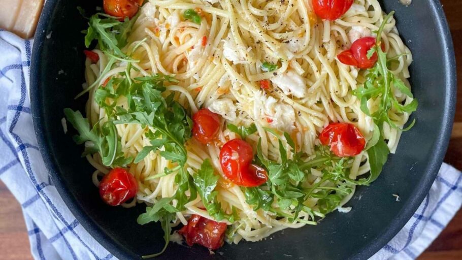 Crab linguine with garlic and chilli