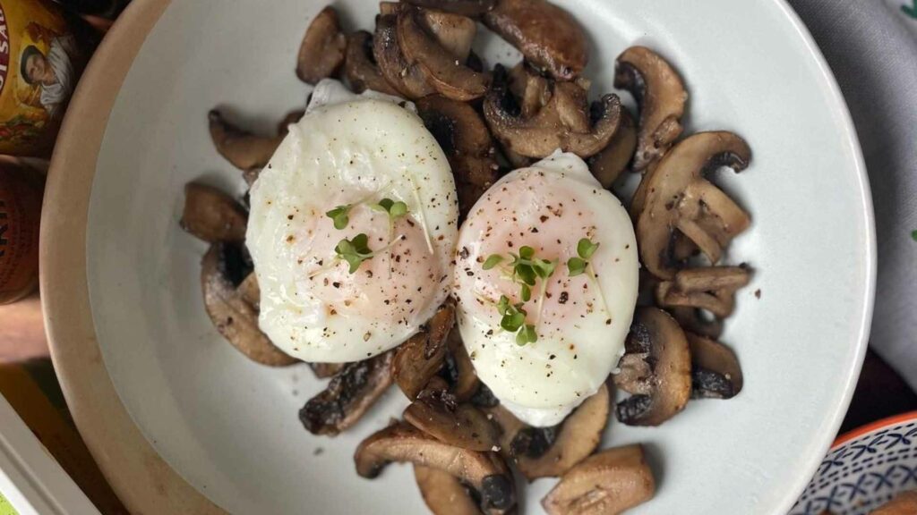 Poached egg with mushroom