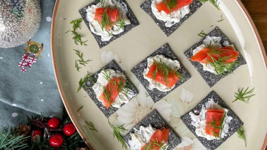 Smoked salmon canapés with cream cheese