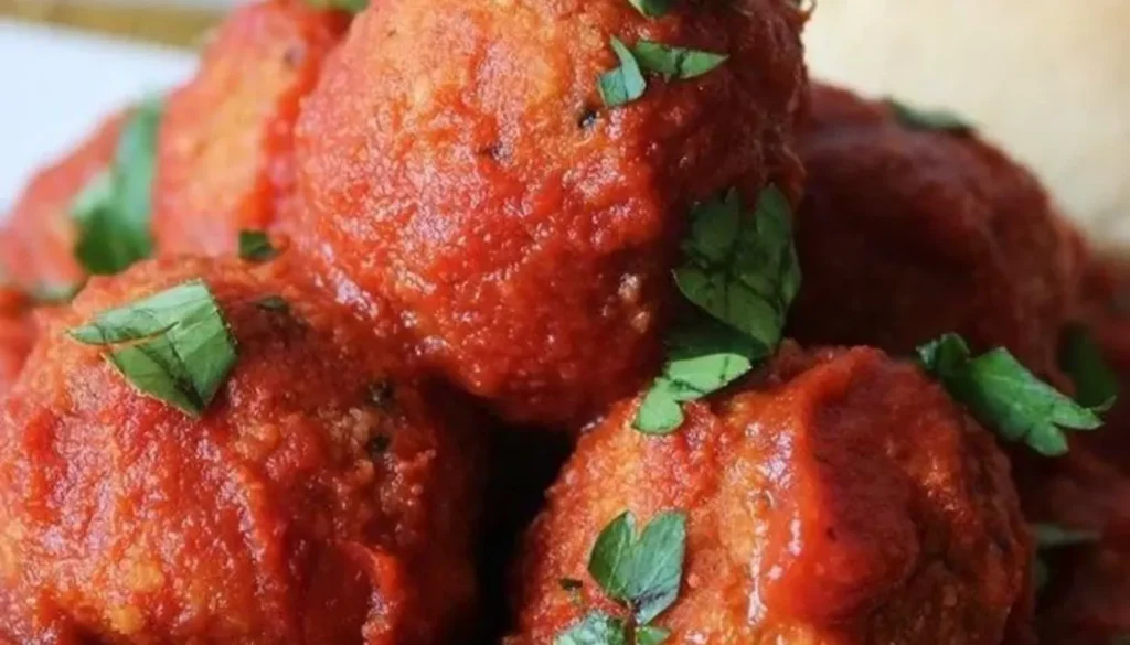 This delectable recipe combines perfectly cooked rice with a tantalizing blend of meat and cheese, resulting in irresistible bite-sized delights.