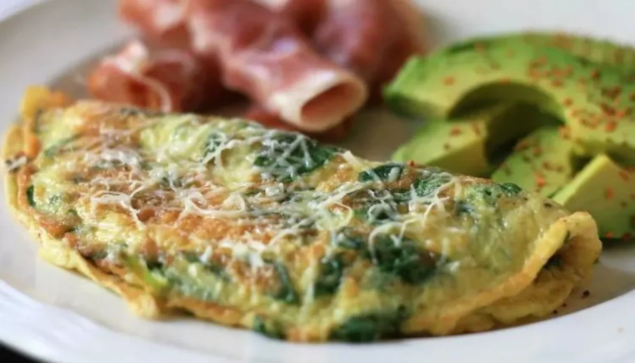 his protein-packed dish combines fluffy eggs with a generous amount of nutritious spinach and a delectable blend of cheeses.