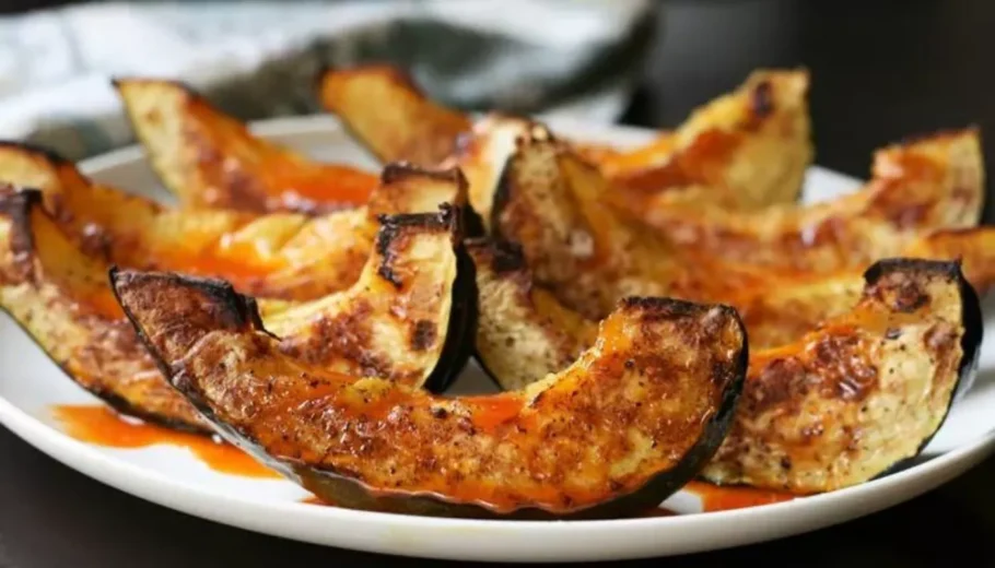 The combination of sriracha and honey adds a perfect balance of heat and sweetness to the roasted acorn squash, resulting in a mouthwatering dish that will leave you craving for more.