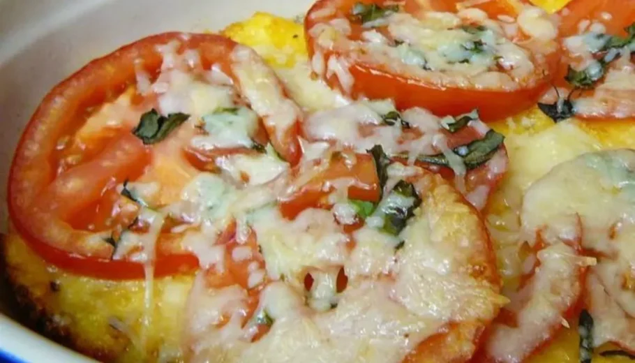 This mouthwatering recipe combines creamy polenta and tangy tomato sauce, topped with a generous layer of melted cheese.