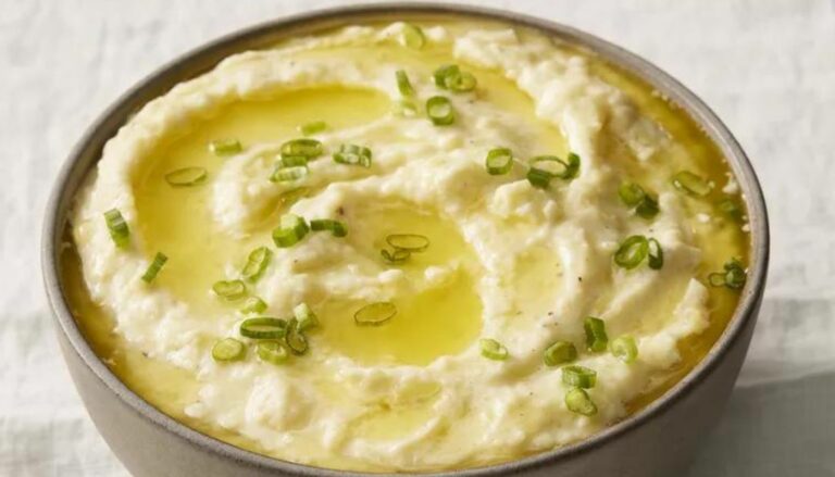 Sour Cream and Butter Mashed Potatoes: Creaminess Galore!