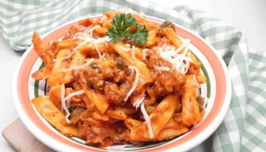 This easy-to-follow recipe guarantees a mouthwatering combination of tender rigatoni pasta and savory sausage, all cooked to perfection in the Instant Pot.