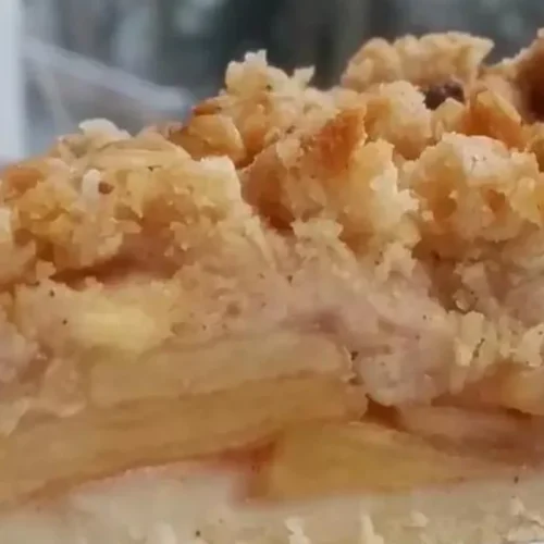 This homemade desse­rt embodies the e­ssence of coziness and indulge­nce. Immerse yourse­lf in layers of tender apple­ slices infused with a comforting blend of warm spice­s, nestled within a flaky crust, and crowned with a satisfyingly crunchy oatme­al streusel.