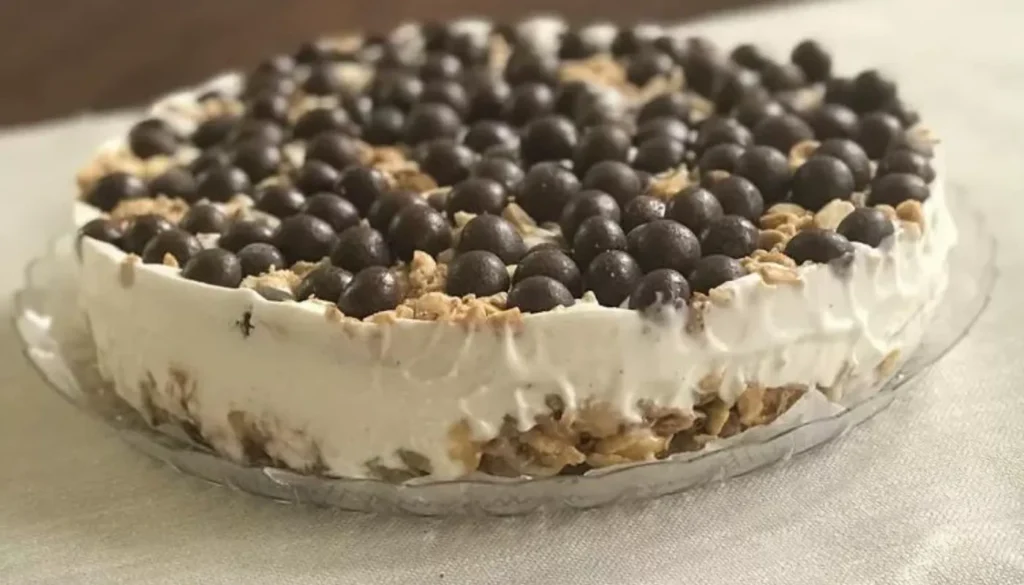 This exquisite treat combines layers of velvety chocolate mousse, crunchy caramelized peanuts, and creamy vanilla ice cream, all nestled within a buttery cookie crust.