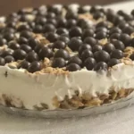 This exquisite treat combines layers of velvety chocolate mousse, crunchy caramelized peanuts, and creamy vanilla ice cream, all nestled within a buttery cookie crust.